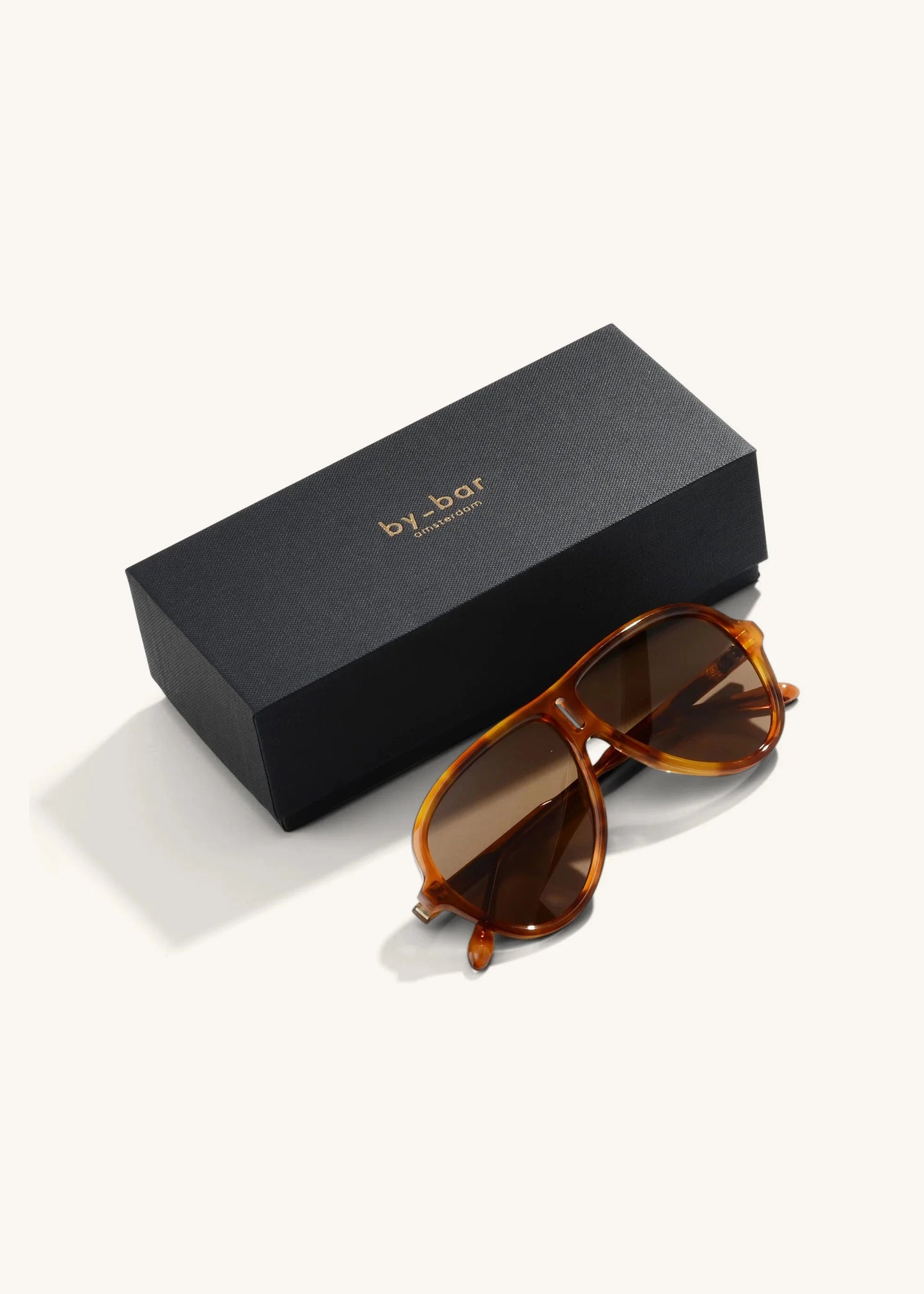 by-bar Steph sunglasses caramel box