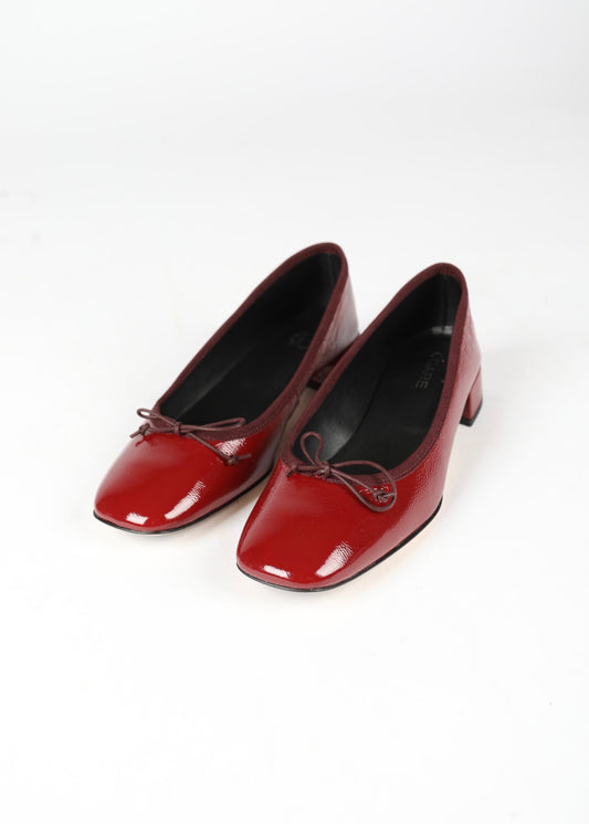 Ordare ballerina in burgundy patent leather with bow on the nose of the foot