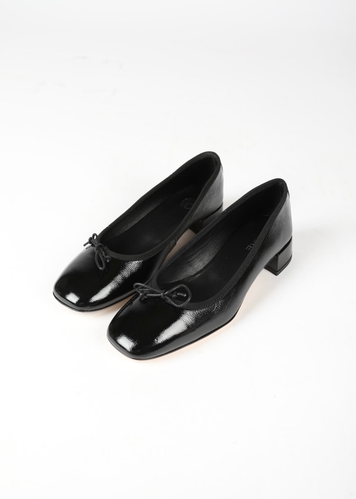 Odare ballerina in black patent leather with bow on the nose of the foot