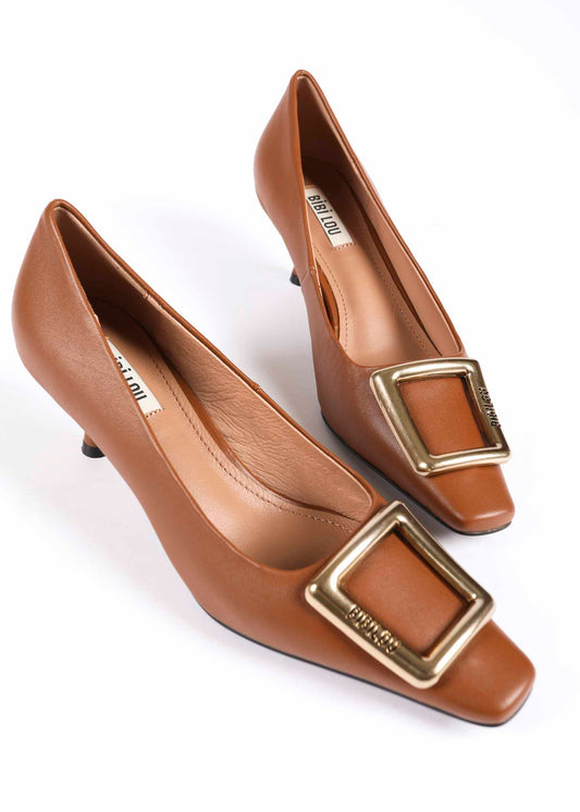 BIBI LOU - Leather pump with a detail on the toe cap. We recommend taking your own size.