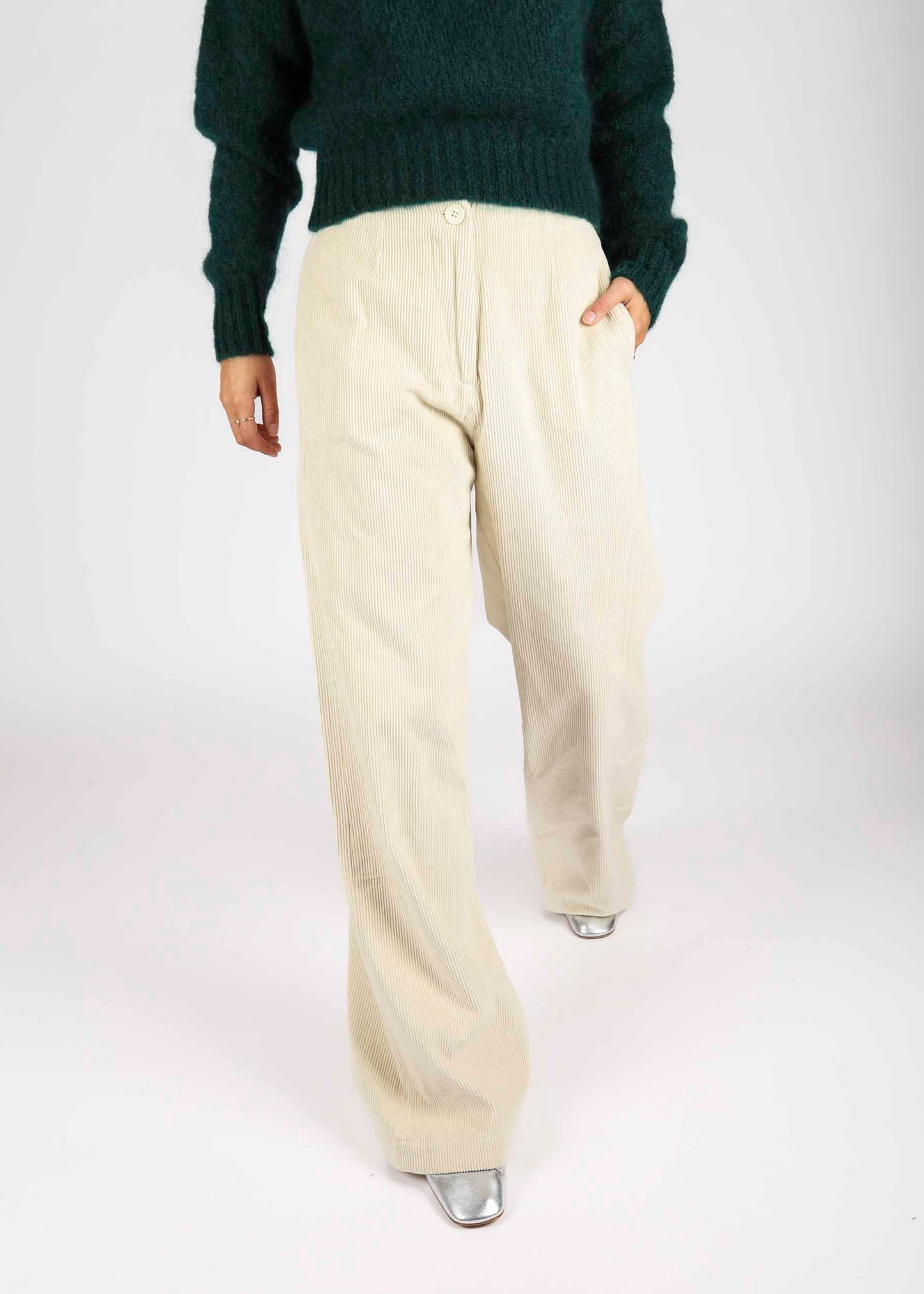 BY-BAR - All-time classic pants with a high waist and zipper closure.