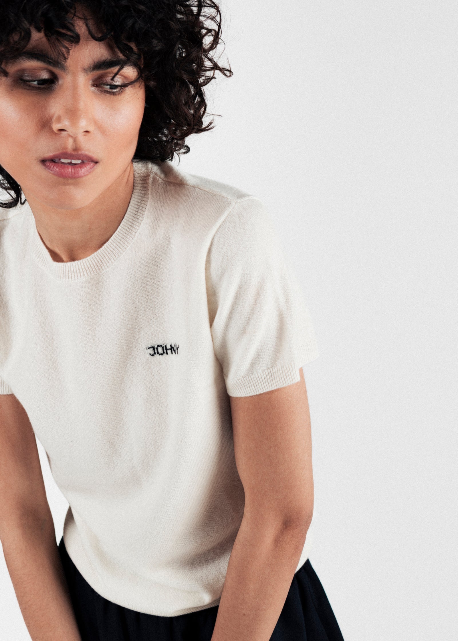 johny Olivia pull white detail