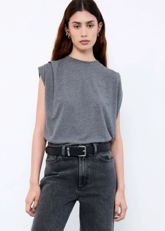 The India top is made from 100% cotton for a soft, breathable feel. With its clean design and comfortable fit, it’s a timeless staple that pairs effortlessly with anything from tailored trousers to relaxed denim.

