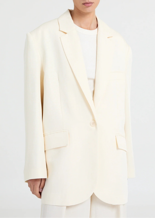 Oversized single-breasted blazer. Tailored in a fluid, softly structured linen-viscose blend. Designed with a relaxed silhouette, it features sharp notch lapels, subtle shoulder construction and a single-button closure for a clean, elongated line. Flap pockets and a welt chest pocket add classic detailing, while the rounded hem softens the tailored feel.