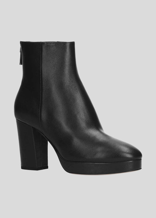 LOLA CRUZ - Leather ankle boots with a 9 cm block heel and a back zipper closure. We recommend taking your own size.