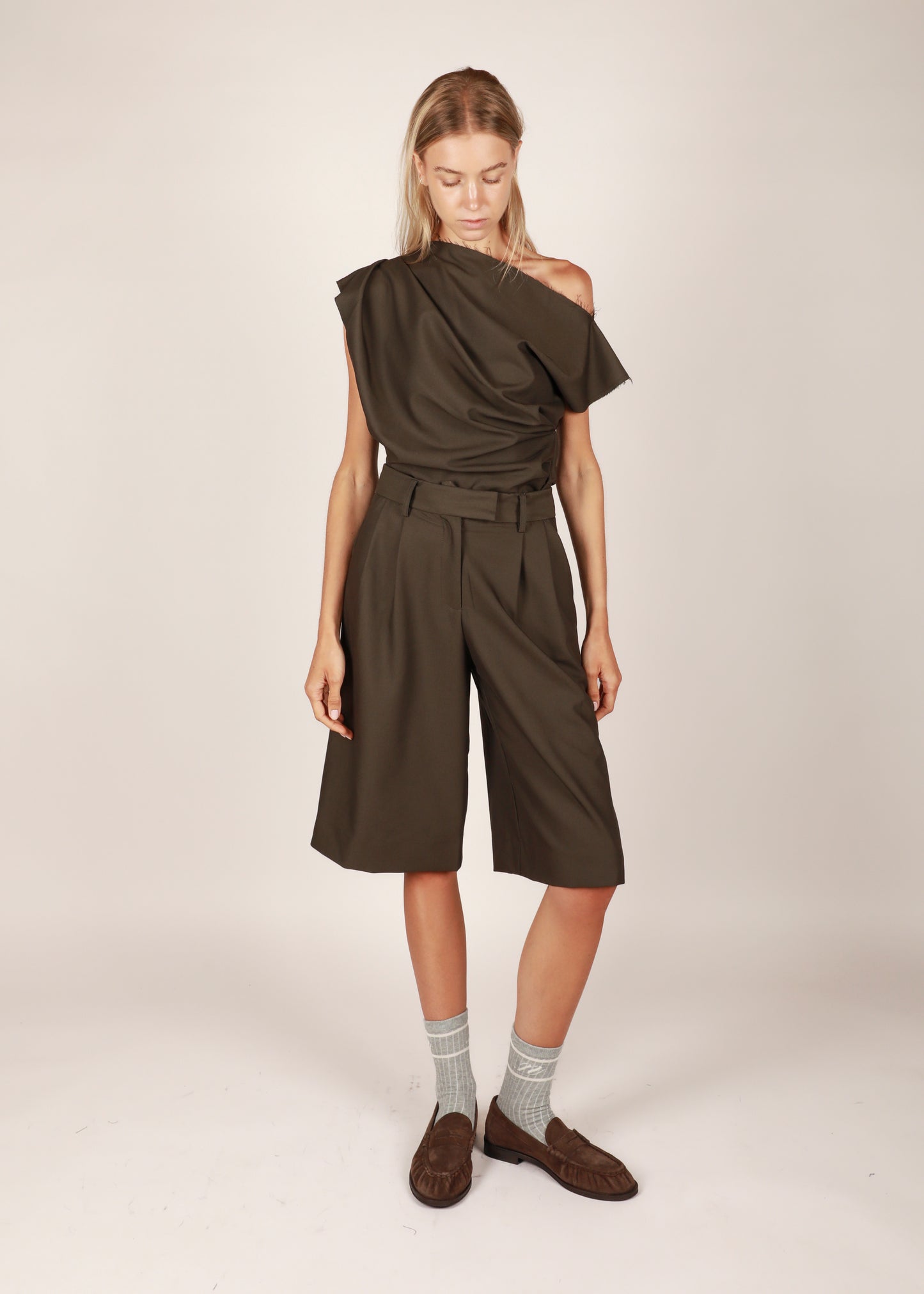 NOTED ANTWERP - BO OFFSHOULDER KHAKI