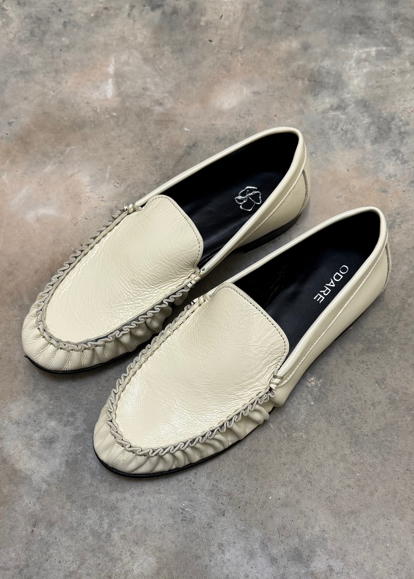 ELENA LOAFER VERNIS ECRU