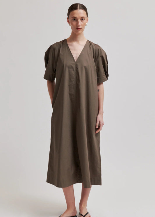 Second Female V-neck maxi dress. The dress is made in lightweight, smooth organic cotton with contrast stitching. Featuring a V-neckline and short sleeves. Concealed pockets in side seams. Straight with slight A-shape silhouette.