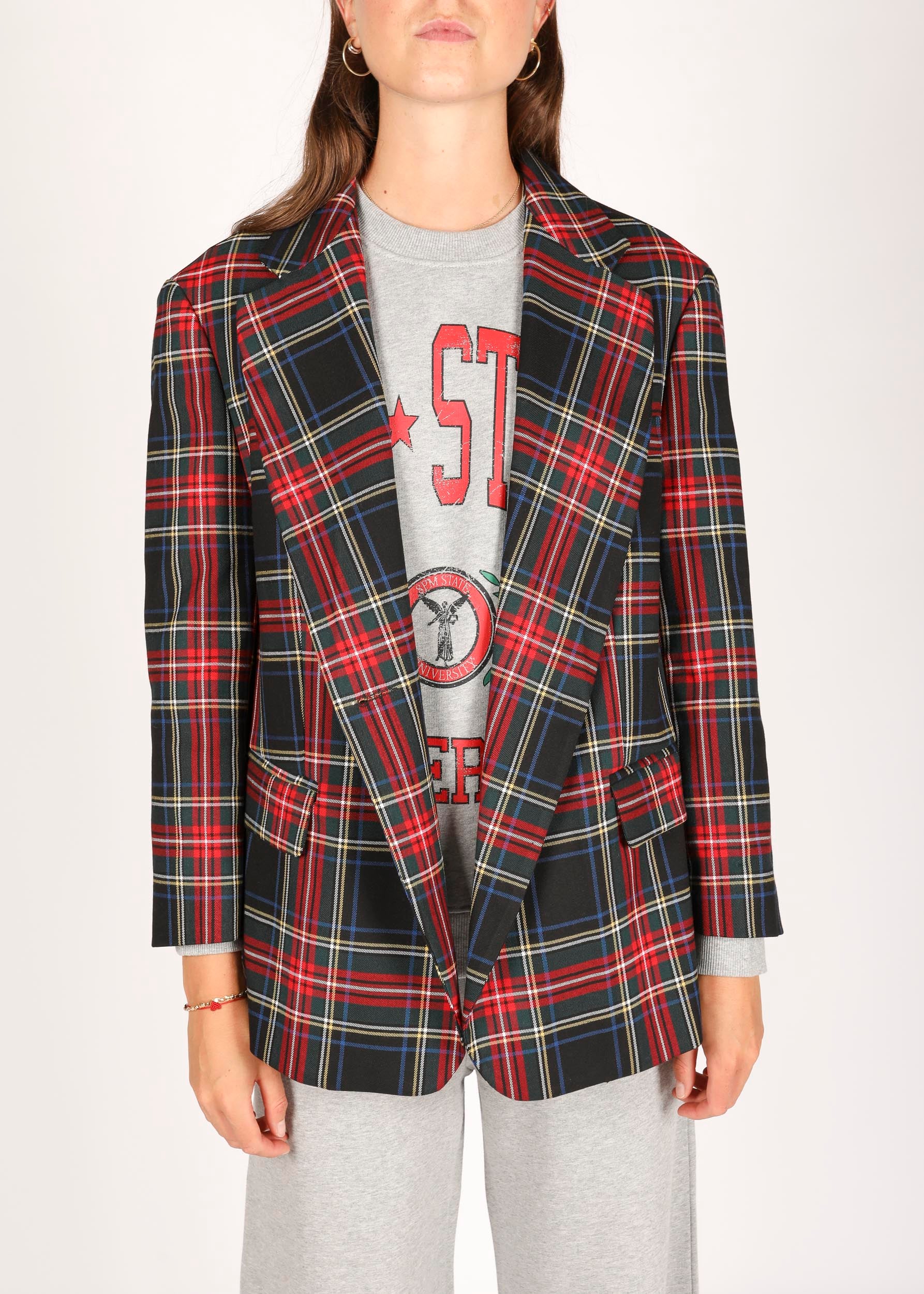 8PM - Oversized blazer with checks.&nbsp;

Chest pocket
Double back vents
Long sleeves
Notched lapels
Single button closure