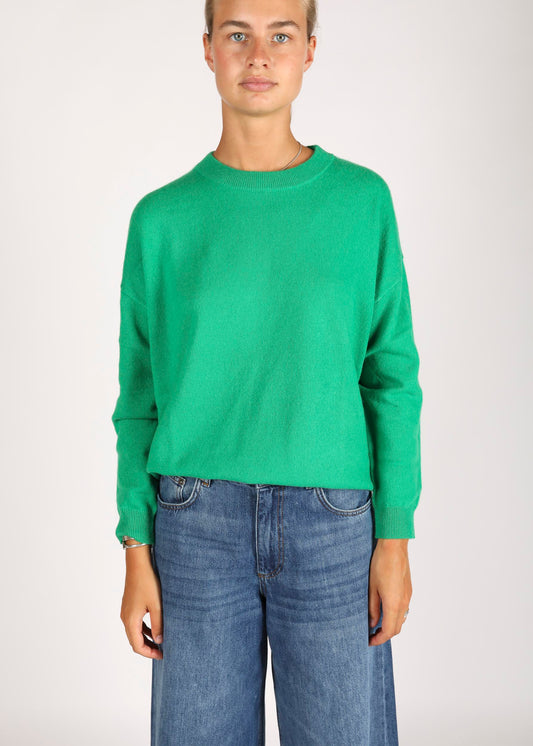 LES TRICOTS DE LEA - This round neck sweater with long sleeves and oversized volume in 100% Cashmere is a timeless piece into your wardrobe.