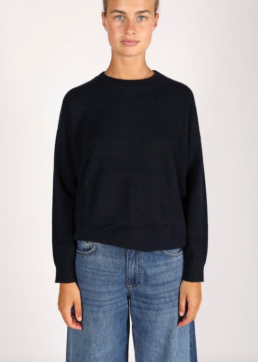 LES TRICOTS DE LEA - This round neck sweater with long sleeves and oversized volume in 100% Cashmere is a timeless piece into your wardrobe.