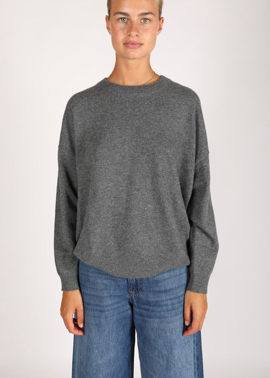 LES TRICOTS DE LEA - This round neck sweater with long sleeves and oversized volume in 100% Cashmere is a timeless piece into your wardrobe.